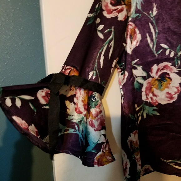 Floral blouse with bell sleeves - Picture 2 of 3